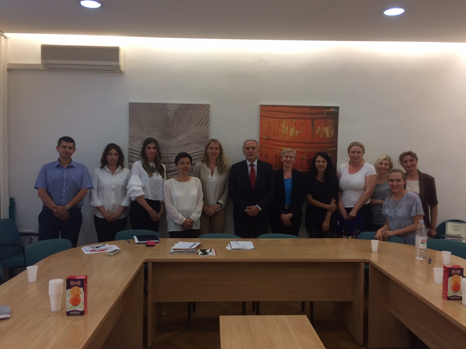 Slika /slike/Sastanak v.d. ravnatelja Socanca s  Caroline Charpentier.JPG